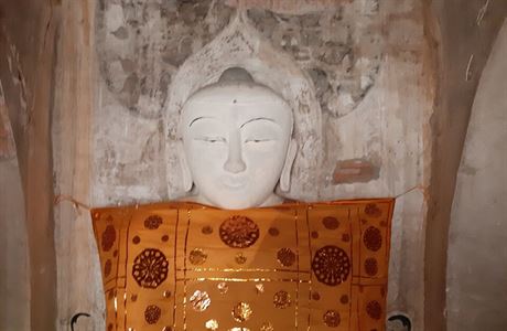 Socha Buddhy uvnit pagody.