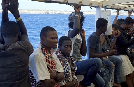 Migranti na palub panlské záchranné lodi Open Arms.