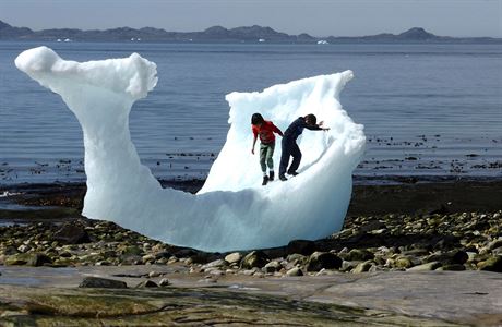 Dti si hrají na kusu ledu v hlavním mst Grónska Nuuk.