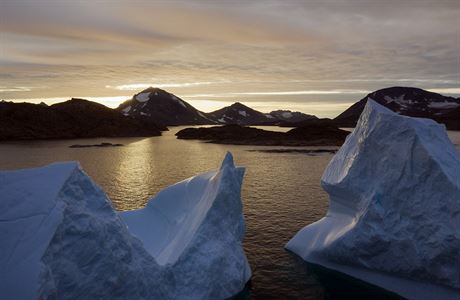 Východ slunce nad grónskými ledovci nedaleko Kulusuku.