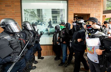 Policist vs. Antifa