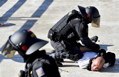 Policisté zadreli po utkání nkolik fanouk Baníku kvli výtrnostem na...