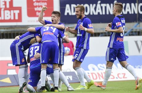 Fotbalisté Olomouce se radují z úvodní branky do sít Karviné.