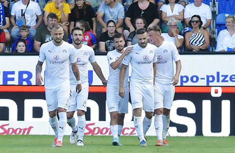 Fotbalisté Slovácka se radují z gólu Tomáe Zajíce.