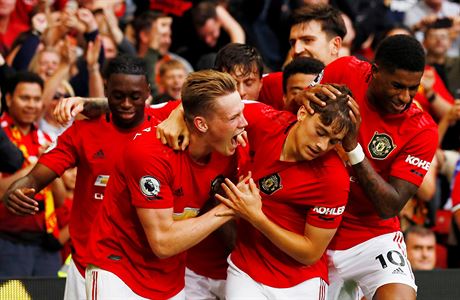 Fotbalisté Manchesteru se radují z jednoho ze ty gól do sít Chelsea.