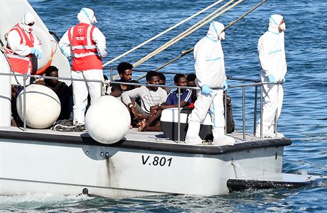Záchrana migrant z lodi panlské nevládní organizace Proactiva Open Arms.