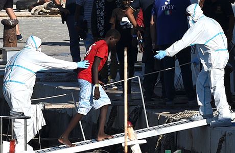 Zchrana migrant z lodi panlsk nevldn organizace Proactiva Open Arms.