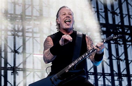 Zpvk James Hetfield bhem koncertu kapely Metallica.