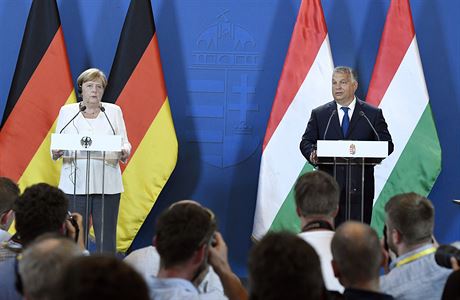 Nmecká kancléka Angela Merkelová a maarský premiér Viktor Orbán si v pondlí...
