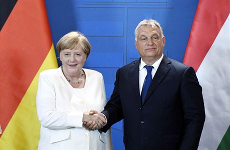 Nmecká kancléka Angela Merkelová a maarský premiér Viktor Orbán si v pondlí...