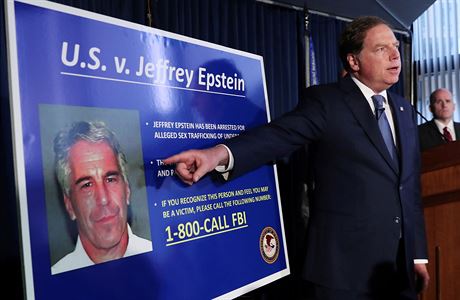 Americk miliard Jeffrey Epstein byl obvinn ze sexulnho zneuvn...
