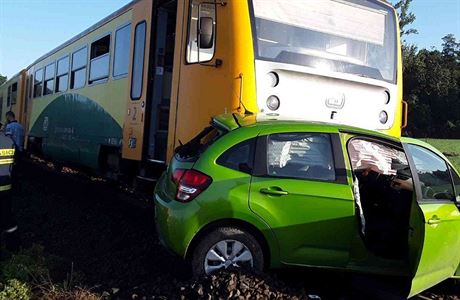 Sráka osobního vlaku s automobilem na elezniním pejezdu mezi obcemi...