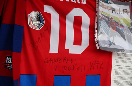 Pietní místo k uctní památky zesnulého fanouka FC Viktoria Plze Víta...