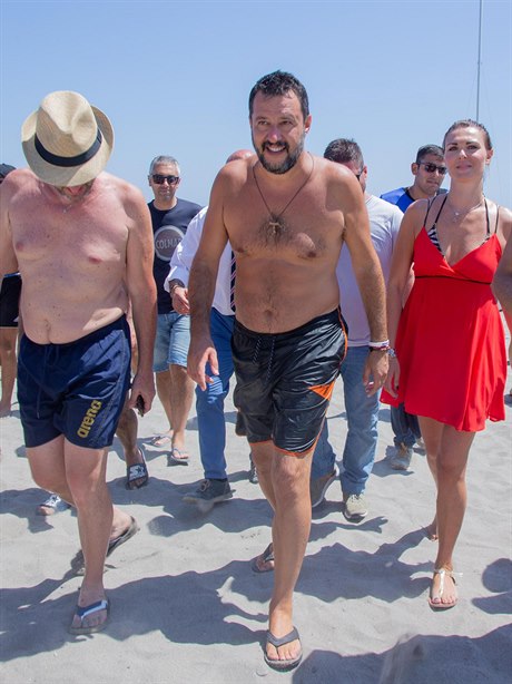 Salvini vede kampa i v dob, kdy si vtina Ital uívá dovolené.