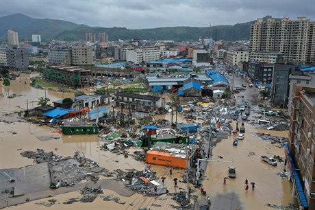 Tajfun doprovázely silné záplavy.