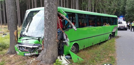 Autobus, který sjel ze silnice a narazil u obce Jámy na Žďársku do stromu.