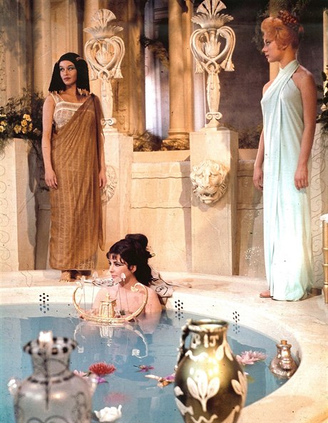 Elizabeth Taylorová jako Kleopatra (1963)