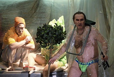 Obna�ení same�ci. V Pravidlech bincárny se sna�í mu�i dosáhnout sv�dnosti...