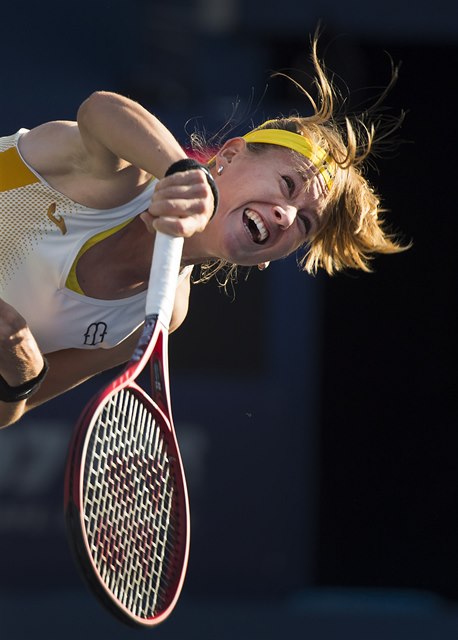 Marie Bouzková v semifinále Rogers Cupu se Serenou Williamsovou.