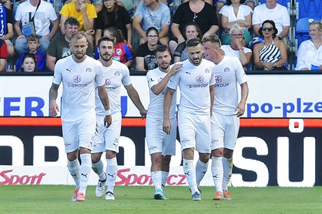 Fotbalisté Slovácka se radují z gólu Tomáše Zajíce.