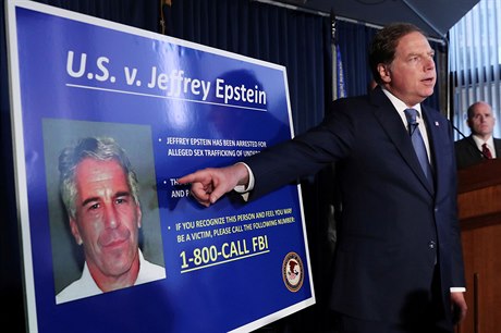 Americký miliardá Jeffrey Epstein byl obvinn ze sexuálního zneuívání...