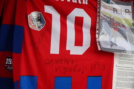 Pietní místo k uctní památky zesnulého fanouka FC Viktoria Plze Víta...