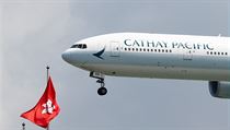 Letadlo spolenosti Cathay Pacific pistv na letiti v Hongkongu pot, co...