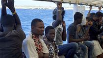 Migranti na palub panlsk zchrann lodi Open Arms.