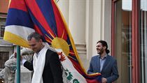 Primtor Zdenk Hib vyvsil tibetskou vlajku na praskm magistrtu pi...