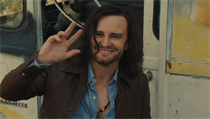 Damon Herriman jako Charles Manson ve filmu Tenkrt v Hollywoodu (2019). Reie:...