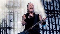 Zpvk James Hetfield bhem koncertu kapely Metallica.