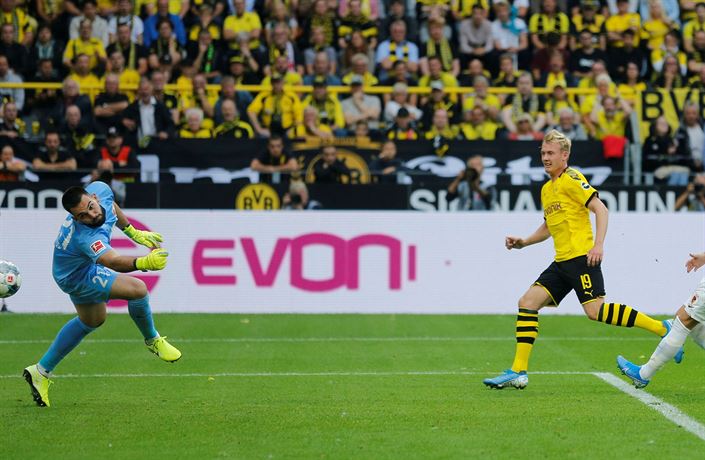 Tomá Koubek dostává jednu z pti branek pi své bundesligové premiée.