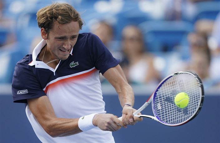 Daniil Medvedev bhem zápasu s Novakem Djokoviem