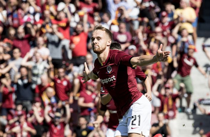 Martin Haek oslavuje svoji druhou branku do sít Baníku.