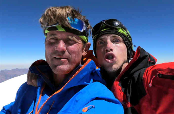 Alors que les grimpeurs descendaient, le soleil est sorti après la tempête.  Les ténèbres les ont piégés à Baruntse pendant plusieurs autres journées sportives