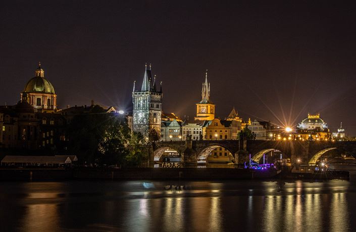 Rozsvícený Karl�v most a v dálce zá�ící Národní divadlo.