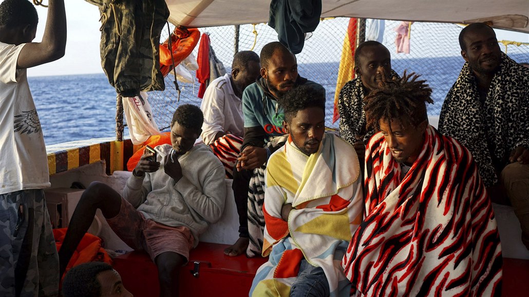 Migranti na palub panlské záchranné lodi Open Arms.