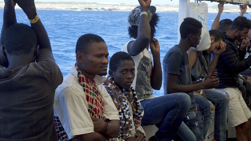 Migranti na palubě španělské záchranné lodi Open Arms.