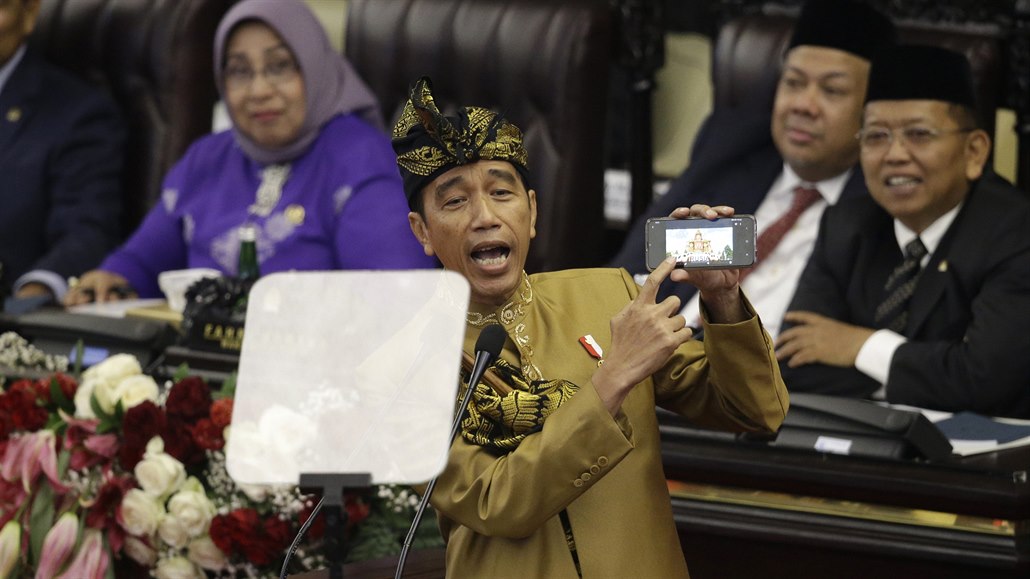 Indonéský prezident Joko Widodo v tradiním odvu