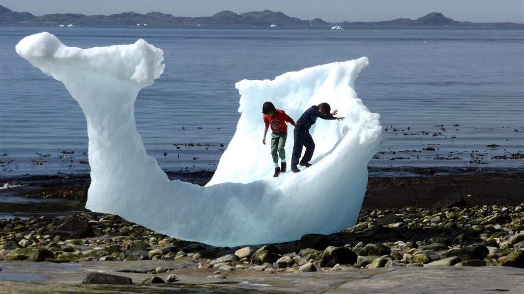 Dti si hrají na kusu ledu v hlavním mst Grónska Nuuk.