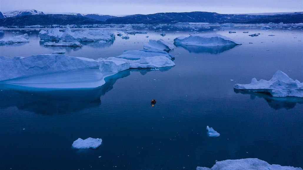 Lo pluje mezi ledovci v Grónsku.