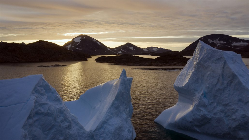 Východ slunce nad grónskými ledovci nedaleko Kulusuku.
