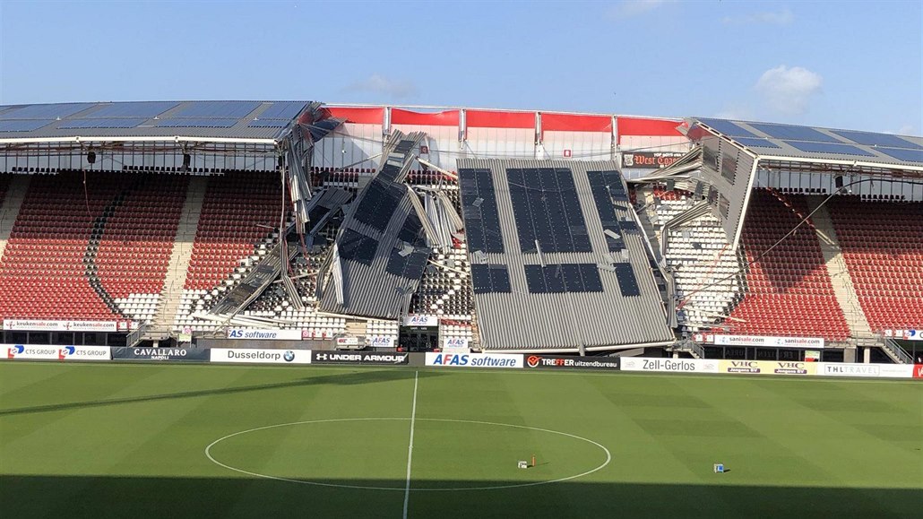 Poničený stadion Az Alkmaar.