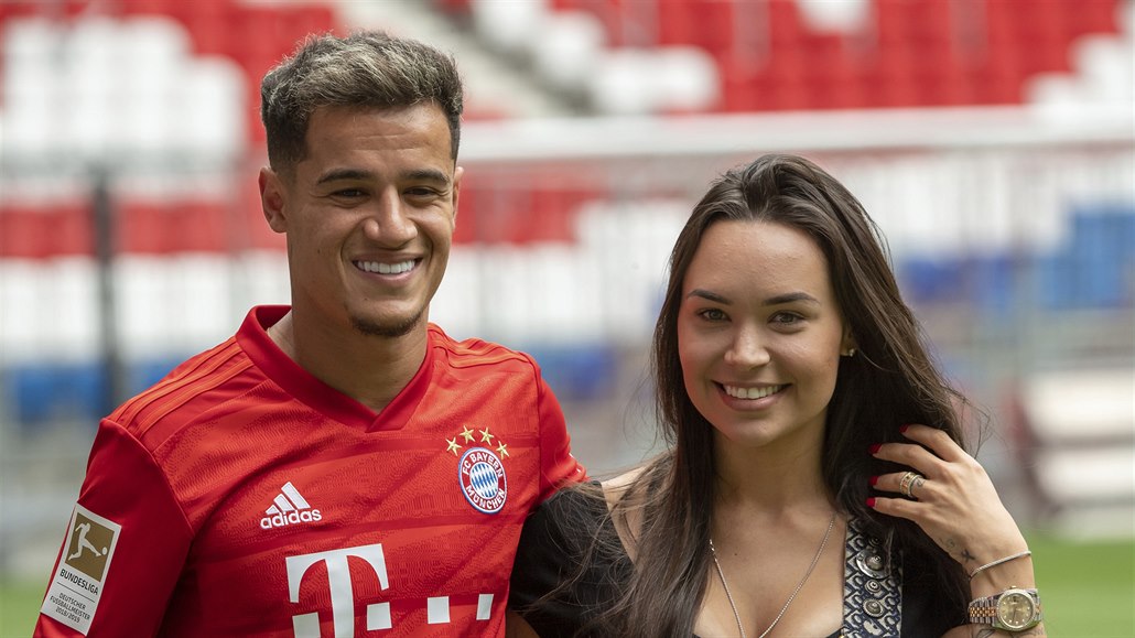 Coutinho pózuje po boku manelky Aíny v dresu Bayernu.