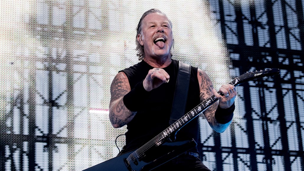 Zpvák James Hetfield bhem koncertu kapely Metallica.