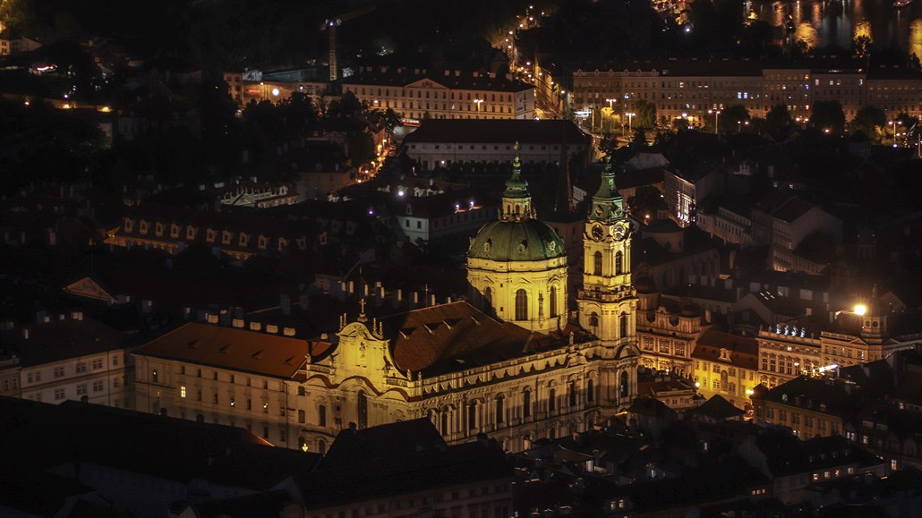 Nasvícený kostel svatého Mikuláe na Malé stran v Praze.