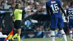 Asistentka rozhodí Manuela Nicolosi v Superpoháru Liverpool - Chelsea