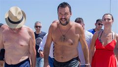 Salvini zakázal vstup do italských vod další lodi s migranty. Posádka je nalodila u libyjských břehů