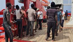 Migranti na lodi Ocean Viking ekají na ve front registraci.