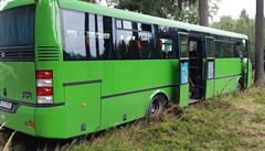 Autobus, který sjel ze silnice a narazil u obce Jámy na ársku do stromu.